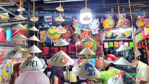 TP Hồ Chí Minh: Rực sắc Trung thu trên phố lồng đèn